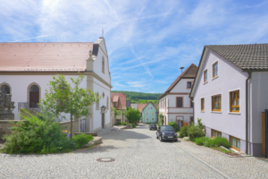 Seitenansicht mit Kirche 2
